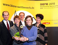 Die Gewinner der BIENE in Silber für ich-kenne-meine-rechte.de (von links nach rechts): Dr. Valentin Aichele und Bettina Hildebrand vom Deutschen Institut für Menschenrechte, Markus Erle von Wertewerk, Ingrid Scheffer vom Deutschen Institut für Menschenrechte, Cordula Edler von Inbut